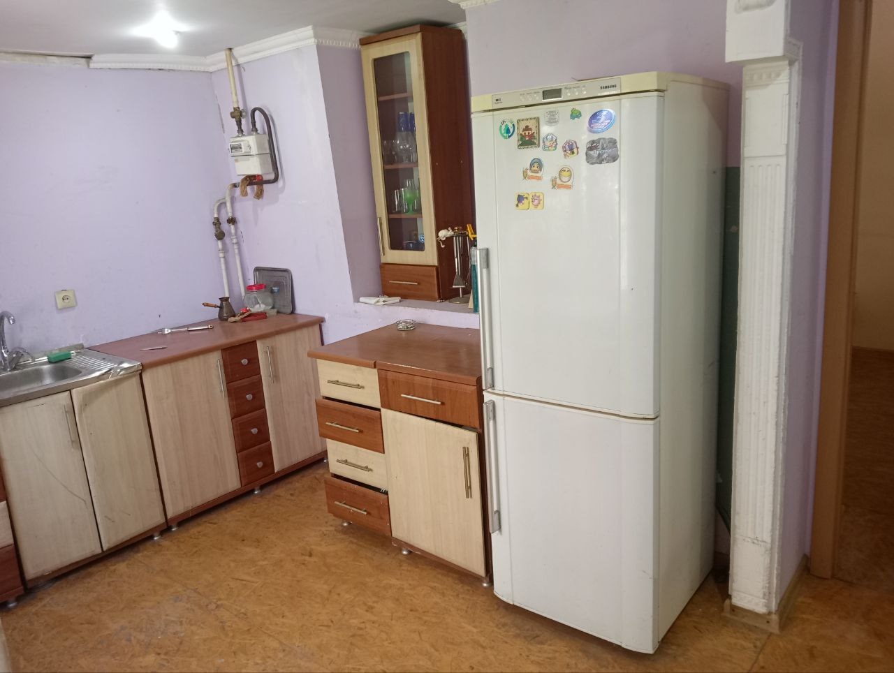 ! Продам 2-х комнатную квартиру с гаражом в доме на 4 хозяина в г. Краснодоне по ул. Ленина, (р-н Роддома), газифицирован, окна пластиковые, индивидуальное отопление, бойлер, инфракрасная сауна, состояние на фото. 2 200 000,00 руб. торг, тел. +7(959)102-72-31...