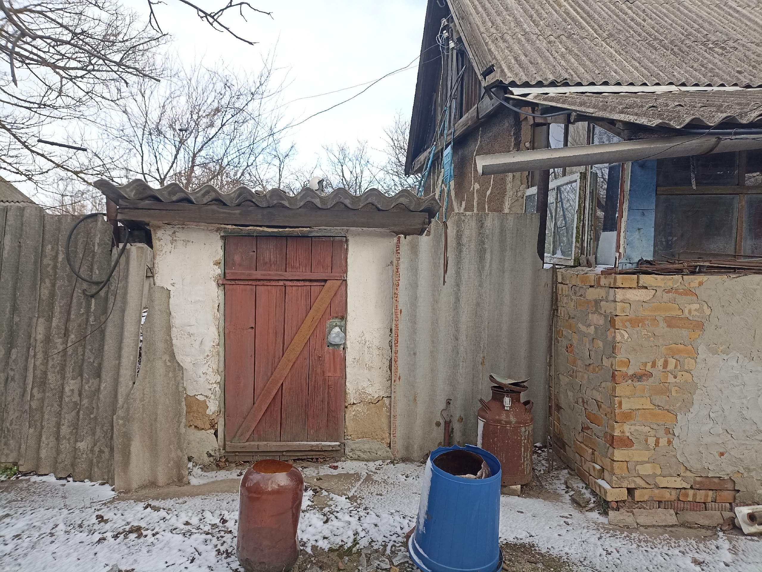 Продам дом в деревне с. Обозное . Металлист-счастье . Газ вода свет в доме . Участок 65 соток приватизированный .. Асфальтированный подъезд . 1000000 тел. +79595847566.+79591901505