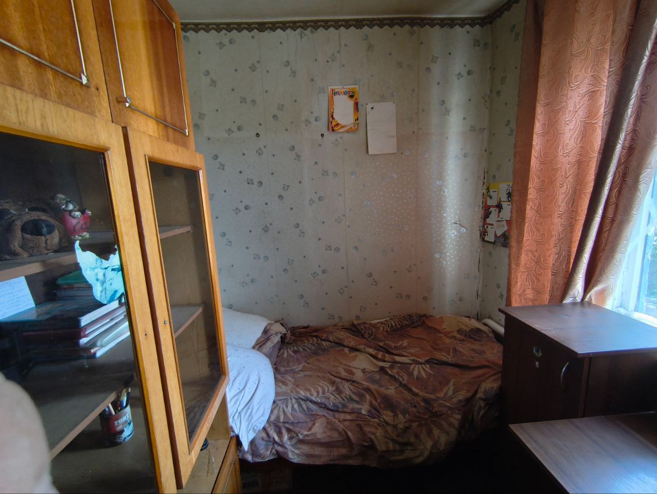 Продам дом 3-х комнатный в Станично-Луганском районе, улица красноармейская. ✅Участок 9.5 соток. Огороженный ✅Дом 57.5 м.кв ✅На участке 2 сарая , погреб, летний душ ✅Кухня 7.5 м.кв ✅Есть скважина подведена в дом, подключено и к центральному. ✅Рядом лес, чистый воздух , тихий и спокойный район. ✅Земля приват !...