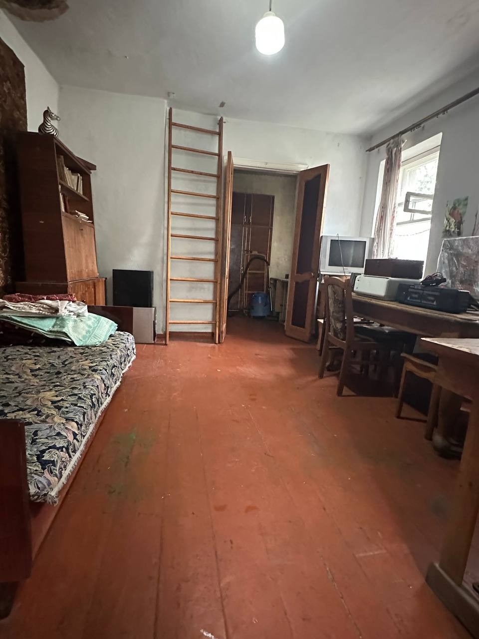 🌟 Продается уютный дом в Луганске — район Черного кота! 📍 Адрес: ул. Кавказская 🏠 Площадь дома: 79 кв.м. 🛏 Жилая площадь: 54 кв.м. 🌿 Участок: 4 сотки — достаточно места для сада, зоны отдыха или огорода. 🔧 Ключевые особенности: ✅ Дом газифицирован — теплые зимы гарантированы! ✅ Вода и канализация — централизо...