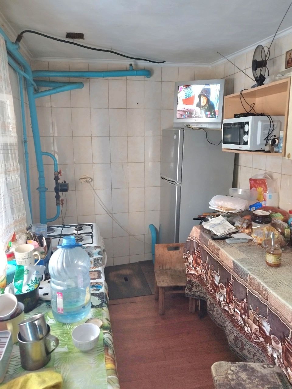 Продам дом по ул. Тарасовская (между ул Советская и кв. Щербакова) Артемовского р-на г. Луганска, 64,5 кв.м общ.пл. В доме 4 комнаты (2 изолированные), отдельно пристроенная комната с кухней, гараж, 2 погреба. 8,5 соток приват. земли. . Цена 5 800 000 руб. +7959-216-43-31 +7959-505-37-17 Елена ...